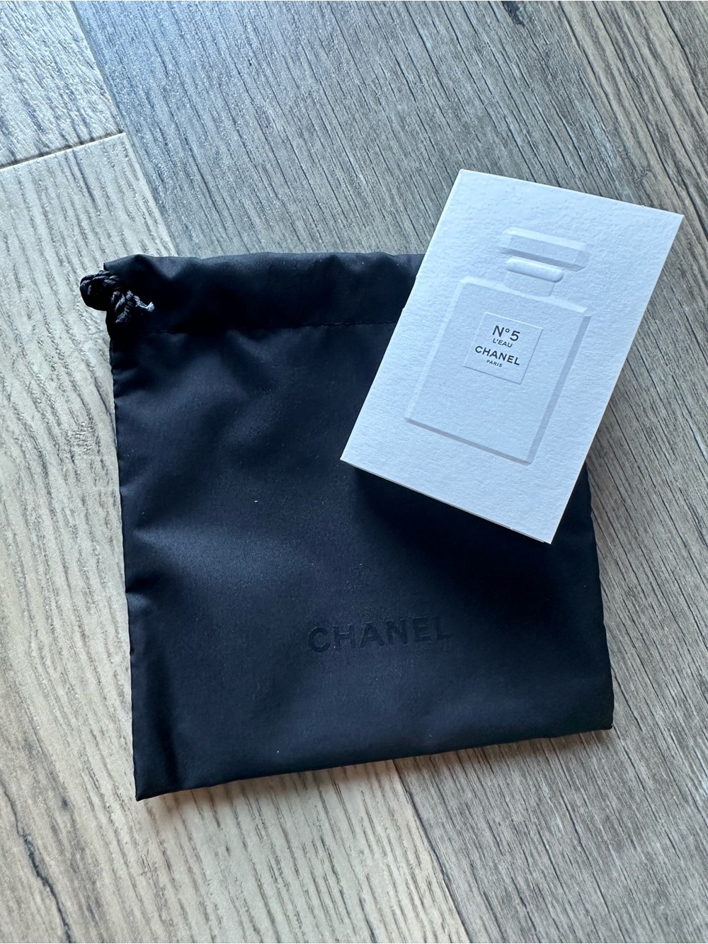Chanel Box Display Decoration Staging Logo Tissue and Makeup Pouch with Sample - Picture 7 of 9